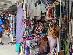 王宮をちらりと見学してから、ウブド市場を散策。

