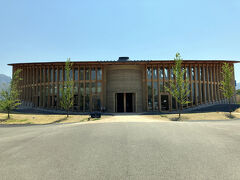 川中島を出て、昨日見かけた近くのこちらに向かいます。

1925年創業で、長野県鬼無里村を拠点におやきを作ってきた「いろは堂」が、2022年に開設した工場併設店舗の「OYAKI FARM」です。