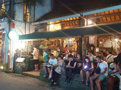 夕食はWarun Biah Biahへ。

かなりの人気店で常に行列ができています。
この辺り欧米の方がかなりいらっしゃり、並び中にタバコを吸ったりコンビニで買ったビールを飲んだりと色々でした。