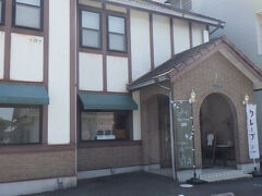 ラ・ナナ
浜田駅からかなり離れた場所にある洋菓子店。
少し前にショートケーキ類の販売を終了。
よって、入店するとケーキのディスプレイケースは空。通常販売されているのは焼き菓子のみ。
ホールケーキの販売はあるが、完全予約制となった。
奥にカフェスペースがあり、そこではクレープが食べられる。