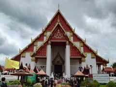 続いて、やってきたのは「ワット・プラシーサンペット」

入り口付近には、大きな赤い屋根が特徴の寺院、ウィハーン プラモンコンボピットがあります。