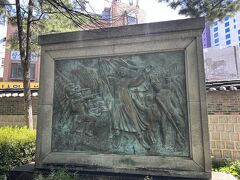 ホテル付近のタプコル公園にて。
三・一独立運動発祥の地ということで、モニュメントがいくつか飾られてます。

