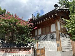 歩いて坂を登り韓屋村へ。