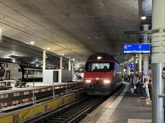 電車が到着して、定刻に発車。