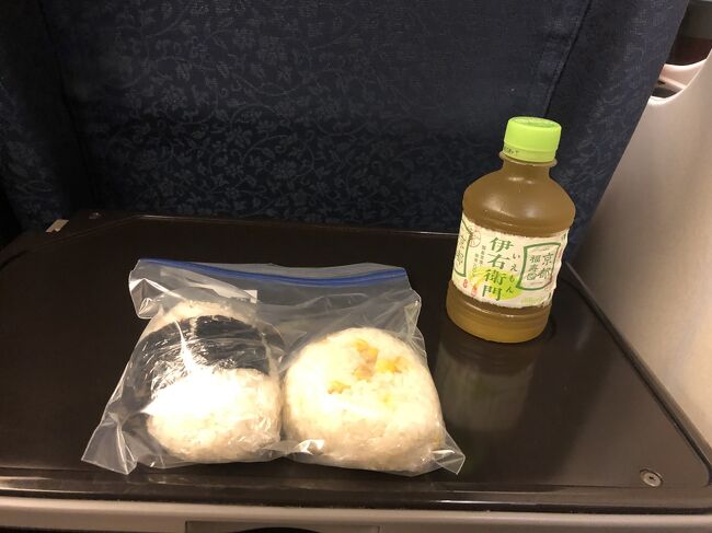 みずほ車両のグリーン車の紺色の椅子は楽ちんで、美しい。<br />朝ごはんは、たらこのおにぎりととうもろこしごはんのおにぎり。おにぎりは自分で作ると、好きな具でしっかり塩を効かせて、味付け海苔で作れるからおいしい。<br />写真のお茶は持参ではなく、買ったもの。<br />九州新幹線が運転見合わせをしているので、どこかで足止めになるかもしれません。とうもろこしごはんのおにぎりと家から持ってきたお番茶は、後のためにとっておきます。