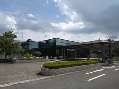 　バス停から歩いて里山の休日京都・烟河に到着!
　里山の休日京都・烟河は「種まきから始まるお料理」をコンセプトにしており、自家農園で育てた野菜には絶対の自信あ里山リゾートです。特注の石窯を持つダイニング「はなり」と、ライブキッチンを持つ里山ダイニング「大地」で満足になる事間違い無しでです。
　日帰りで気軽に楽しめます!温泉に入りたかったので、よってみました!