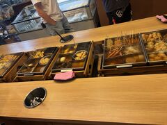 神奈川を午前4時に出発し新東名に乗って最初の休憩は浜松PA。車がミニバンになったので子供はここまで後ろで爆睡でした。早朝のため開いているお店はラーメンかおでん。