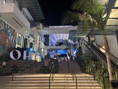 駅に隣接するオーベーションハリウッドへ