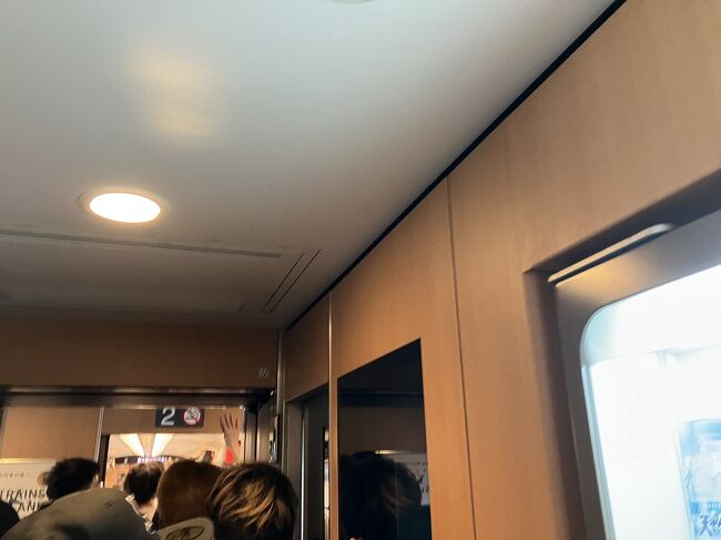 11:09 小倉発 さくら547号 博多行き<br />宿泊先が熊本なので、とりあえず博多まで行かないことにはどうしようもありません。ここは別途課金して博多へ。この日はお盆期間でのぞみは全席指定でしたが、さくらは自由席があります。<br />デッキまで満員。<br />新幹線に立って乗ったのは初めてです。