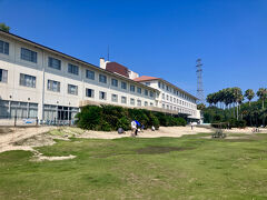 大久野島に到着。レンタサイクルをしたかったので、それができる休暇村へ。休暇村までは船が着く桟橋から送迎バスがありますが、これがギューギュー詰めの満員状態でした。
ともあれ、無事に休暇村に着き、レンタサイクルをします。この休暇村での宿泊客ではなくてもレンタルできます。