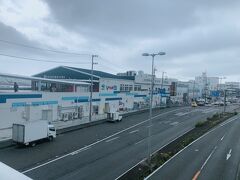 ドス黒い空。
雨が降りそうなのでかしのいちに待避