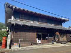 この日は、とても暑かったので、駅前の観光案内所の方に、近くでゆっくり出来るところをと教えてもらったのが、こちら！老舗の酒造。山路酒造さん！