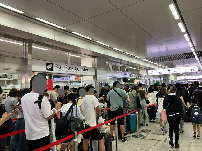 博多<br />みどりの窓口はこんなことに。<br />とりあえずバスターミナルに行ってみたり、どこかでラーメンを食べようと、しばらくウロウロ。<br />博多駅はとても広く、地下街も広くて暑くて、行ってみたいと思うラーメン屋さんは長蛇の列であきらめました。早々にクタクタに。しかし、駅にいるというのはご利益のあるもので、13:30発の熊本行きつばめから、博多ー熊本間で運転再開するという放送を聞くことができました。