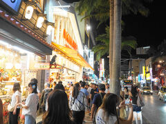 国際通りで、歩いてブラブラしました。
21時過ぎていましたが、活気あり、人も多かったです。（ただ、日本語以外の言葉が多く聞こえました。）