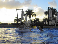 チェックインの時間が遅くなってしましたが、早速、プールを利用しました。
22時まで営業しているようで、時間的には焦る必要なかったです。
