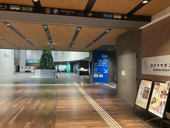 桜町バスターミナル<br />がらーん。<br />ここは市内の路線バス、市外に行く中距離バス、高速バスから阿蘇や天草に行く観光路線までが集約されている、ものすごく大きいバスターミナルです。<br />この「誰もいない」加減は信じられない光景。