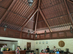 グリヤサントリアンビーチリゾート
2009年8月に宿泊して以来16年ぶりです。
ホテルには12時頃に到着しましたが部屋の準備のためチェックインは13時過ぎとなりました。