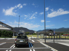 前編にて
　2025年4月に山梨県に開駅した「道の駅　にしじま和紙の里かみすきパーク」を巡るべく東京を出発、1駅訪問だけではもったいないので、携帯アプリ「みちめぐ」の登録をするために周辺の道の駅を巡りつつ、山梨県の道の駅を巡った後に発売開始となった「道の駅カード」を購入すべく「甲斐大和」「みとみ」「はくしゅう」「信州蔦木宿」と4巡り、最後に本命である「道の駅　にしじま和紙の里かみすきパーク」を訪問しました

※前編の様子はこちら
　https://4travel.jp/travelogue/11997495

※写真は前編の最終地「道の駅　にしじま和紙の里かみすきパーク」