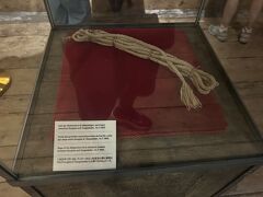 その際に切れたザイルも展示してありました。
150kgしか耐久性がなかったようで、切れるのは必然だったとのこと。
この装備でマッターホルンを登頂しようとした勇気には驚かされます。