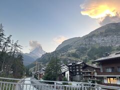 夕焼けのマッターホルンを見ようと21時ごろに。
(ツェルマットの日の入りは21時なんです！日が長くてちょっと感覚狂います)

ホテルから徒歩30秒の日本人橋から。
ホテルは最高の立地です。