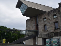 レーゲンスブルク編からの続きです。
https://4travel.jp/travelogue/11996910

ニュルンベルクも24時間もない観光なので、サクサク観光していきます。

まず向かったのはニュルンベルクの郊外にある帝国党大会会場文書センター。
この日はバイエルンカードがあるので、トラムにも乗れるので遠いところから。

ココはナチス党大会会議場の一部を利用して、ナチスの資料を展示しているところ。
ニュルンベルクはナチスの本拠地だったんです。