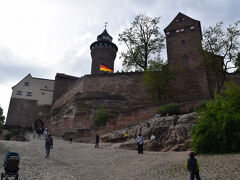 ニュルンベルクでナチス関係を見た後はバスで旧市街のニュルンベルク城へ。

ニュルンベルク城を見る予定でしたが、塔の見学時間が17時まで。
ちょうど着いたのが17時だったので翌日に見学することにして、街歩きに変更。