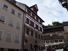 少し先にあるアルブレヒト・デューラー・ハウス。

ドイツの巨匠と言われている方らしいのですが、私は全く知らず…。
画家らしく1509年から1528年まで暮らした家だそうです。
第二次世界大戦で被害の激しかったニュルンベルクですが、コチラはそこまで被害を受けることなく現在も残っている。

ということで、どなたか知らないので中には入らず。