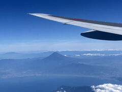 東に行くときには必ず富士山を見られる側に席を取る。
毎回必ず違う富士の姿、今日の富士山も素敵。
