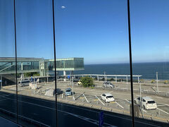 またバスで大甕駅に戻り、日立駅へ。

下調べでは、ここは2011年に完成。
日立市出身の建築家・妹島和世氏の作品で、2014年には鉄道の国際デザインコンペ「ブルネル賞」でも入賞しているという、朝日の上る海が美しい駅として載っていて、ここからの朝日を見たくて、駅近くのホテルを予約していた。
出身地から駅舎の設計を頼まれるというのも、建築家としても誇りだろうな。
