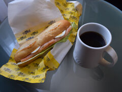 翌日、駅のパン屋でパンを買ってお部屋で朝ごはん。

ドイツはパンも美味しいから好き。