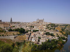 「もしスペインに一日しかいないなら、迷わずトレドへ行け、もし5分しか時間がないのならば、トレドの旧市街が一望できる展望台に行け」といわれている展望台からのトレドの街です。タホ川に囲まれた城塞都市トレドの壮大な景色を一望できます。ただ5分しかないのならば、私はサグラダファミリアですかね・・・