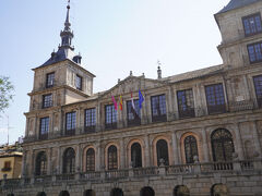 カテドラルの向かいにあるトレド市庁舎は、グレコの息子が設計したルネサンス様式の建物です。