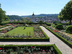 　ムノート城に入る手前にローズガーデンがありました。リヤカーの持ち主は、この方なのでしょうか。