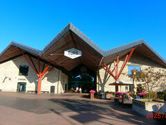 駅のすぐ裏にあるこちらのマーケットに行ってみます。
Balti Jaama Turgというマーケット！