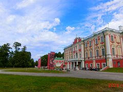 お腹も膨れたし、、街歩きは大体見たし、、
ちょっと郊外へ足を延ばしてみっか！
トラムはハードルが高く、結局UBER乗ってカドリオルク公園へ！