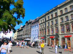 さっそく街に繰り出します！今回のホテルはこちら。
Livu Squareという広場に面した場所でした。