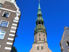 ででん！！こちらが聖ペトロ教会！！
この日はお空も真っ青だったので、もったいぶらずにさっそく登ってみることに！
入場は確か9ユーロだったかしら？
人気観光地でエレベーターは20分くらい待ちました。