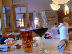 ぷはぁ！！ラトビアのビールもきりっとしてウマい！！
こじんまりした北欧らしい店内の様子もなかなかお気に入り！
