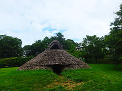 さて､この考古館･歴史民俗資料館の周りは井戸尻遺跡

歩いてすぐの場所には復元された竪穴住居が建っています