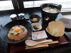 駅前ダイニング「いちい」にてせんべい汁＆ひらめ漬け丼定食をいただきました！
八戸と言ったらせんべい汁。食べ方を説明してもらいました。