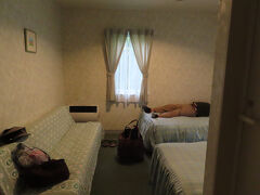 大部屋が空いていなかったので
ツインをふた部屋で予約したところ
ひとつソファーベッド付きの３人部屋にしてくれました。


この宿はご夫婦二人で切り盛りされているので
サービスの質を落とさないように
１泊10人程度に人数を制限しています。

なのでこの日はうちを入れて２組のみ。


朝5:20出だったので夕食まで爆睡。

