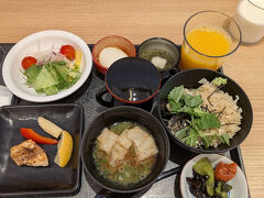 さあ、朝食チャレンジです。
どうです、今回のラインアップは？
炊き込み鯛めし、鯛の赤だし、鯛のムニエル、サラダ、小鉢（温泉卵、もずく）のスターティングメンバ―です。
今回は、ちょっと控えめでバランスがいいんじゃないの？
鯛だらけだぞ。
ドリンクは、ポンジュースと地元らくれんの牛乳にしましたよ。