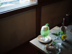 さてと、先ほど営業していなかったカフェを見てからと言うもの、ちょいと休憩したくなっていました。

少し進んでいるうちに「氷」と掲げられた文字を発見！
躊躇する事無く入る！

そうとう汗だくだったのでしょう。。
店員さんが私の顔を二度見してました（笑）

ペイペイも使えて。そうそう気になってたので一応現金も持って行ってたのですが上田はキャッシュレスな支払いが出来るお店が多くて良かったよ。

注文して、一階と二階どちらが良いですか？と言われて。
○○と煙の如く高い所に行きたくなったわたくしは「二階でお願いします」と告げ。
下駄箱に靴を入れて二階へと。

そこは素晴らしい空間でした！