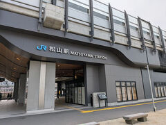 新しい駅舎は高架下に入っていました。
黒い壁で覆われていて、ちょっとシックな感じだね。
駅前広場は造成工事中で、すっからかん。
駅の出入り口は１箇所だけ？