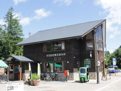 高原ということもあり、駅前の観光案内所はロッジ風。