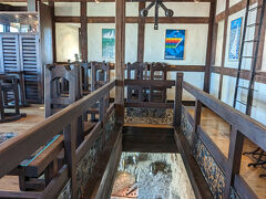 城壁へ向かう階段と地下の資料館へ向かう階段の２つがあります。