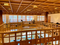 ２Fがレストラン。

店内は、オシャレな造り♪

母、オシャレな簾が気になり
フラッっと、勝手に窓際へ。

窓際のお客さん、ビックリ！
「どうかされました？」と
店員さんの声掛け。

ここは寝たフリをしておこー