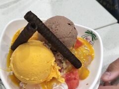 2回目のプールを終えて息子たち希望するスイーツへ。3人で1つにしちゃいました。彼らは果物よりもアイスクリームが好きなので、そんなに香港みはないけど大満足してました。（特にオススメはしません(^_^;)宿とプールの導線上にあったので寄りました。不味くはないけど極めてノーマルです）