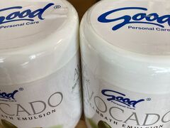 帰りにパパイヤフレッシュギャラリーというスーパーに寄ってもらった。Papaya Fresh Gallery。
ここで買いたかった物がこちら。goodのヘアクリーム。髪の毛サラサラになるし、なんと言っても抜け毛が少なくなるともっぱらの評判。これが欲しくて欲しくて探し求めていた。２つしかなくて残念。もっと買いたかった。