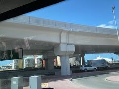 さて、アブダビ行きのバスに乗って、今から2時間の旅です。

柱の向こうに穀物の貯蔵庫。これ見るとドバイに帰ってきたなぁと実感します。